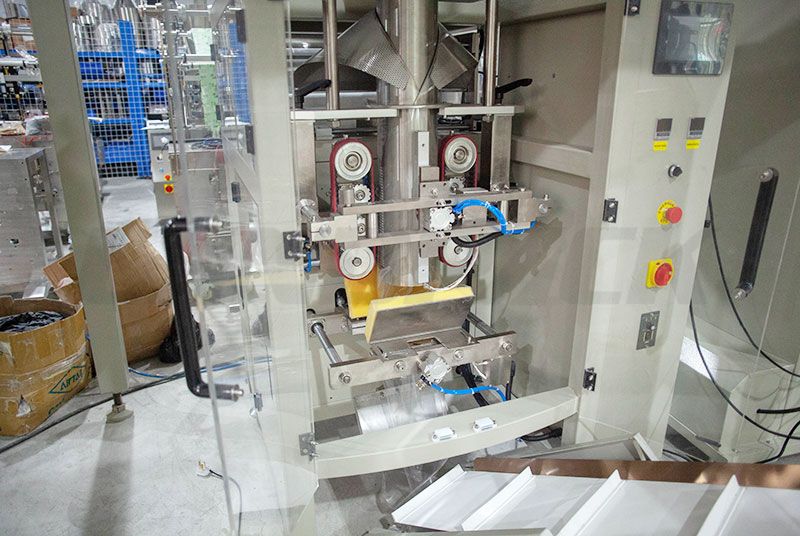 weighing and packaging machine